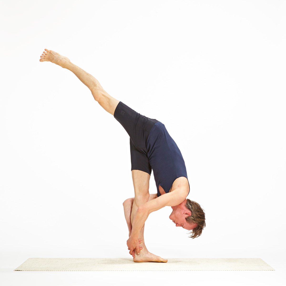 5 Half Moon Variations to Test Your Balance — Alo Moves